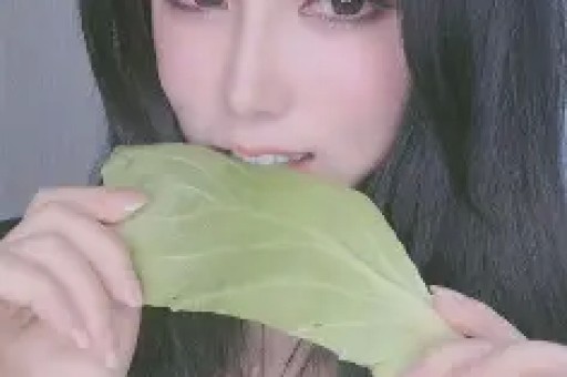 原来她早已结婚丈夫是国家一级演员如今定居上海被家人宠成宝